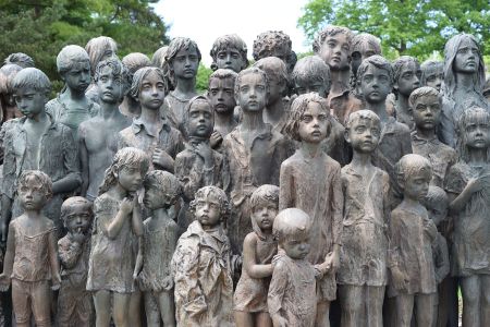 «Ενα Δέντρο Θυμάται» – Η ταινία του Κώστα Φόλλα για το Λίντιτσε, το «Δίστομο της Τσεχίας»