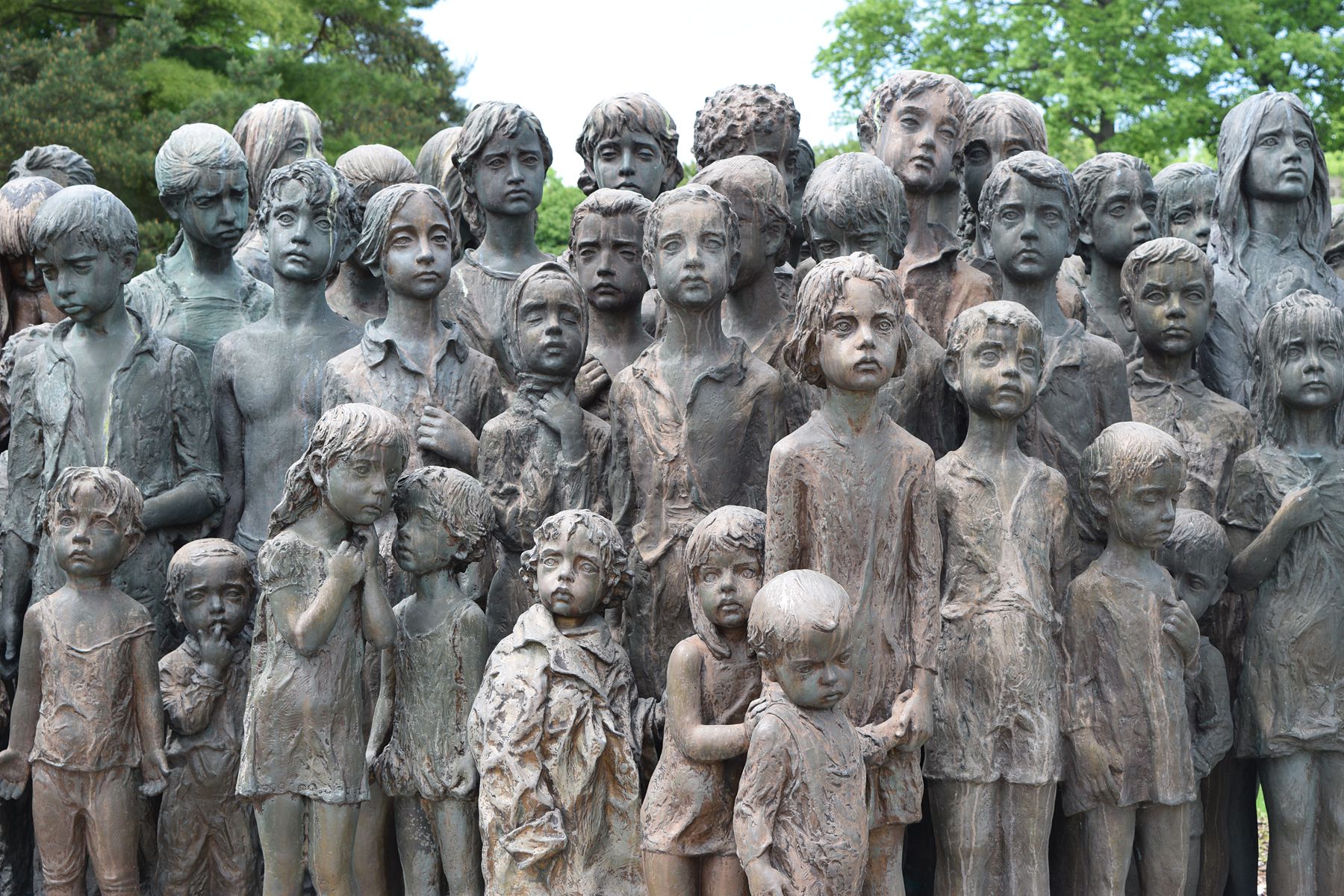 «Ενα Δέντρο Θυμάται» – Η ταινία του Κώστα Φόλλα για το Λίντιτσε, το «Δίστομο της Τσεχίας»