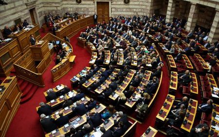 Βουλή: Αντιπολίτευση κατά κυβέρνησης για την παραίτηση του προέδρου της ΕΕΔΑ