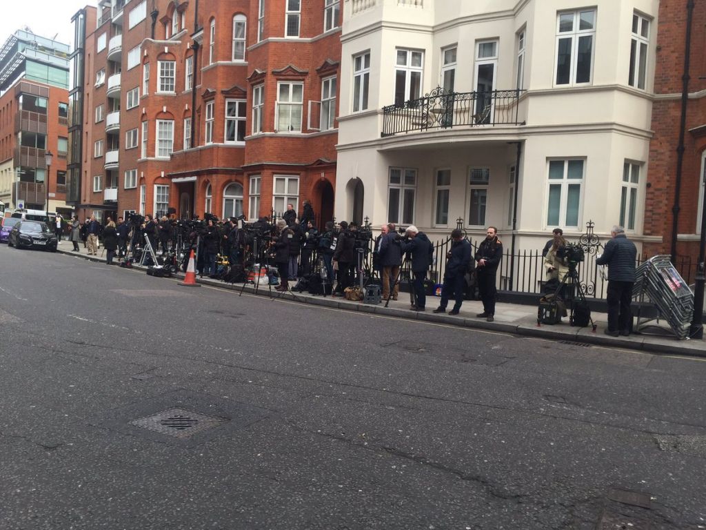 Ζήτημα ωρών η παράδοση του Τζούλιαν Ασάνζ στις βρετανικές αρχές