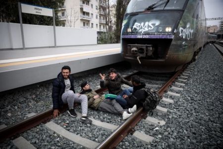 Σταθμός Λαρίσης: Αποχωρούν σταδιακά οι πρόσφυγες