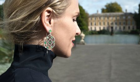 Lily Gabriella Elia: «Με συγκλονίζουν τα ηλιοβασιλέματα της Σαντορίνης»