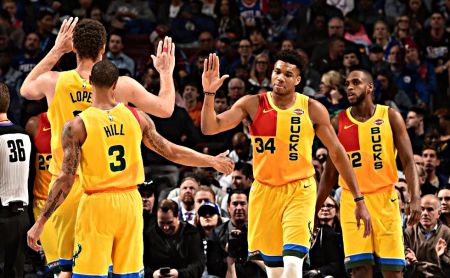 Το σόου του Αντετοκούνμπο κόντρα στους Σίξερς