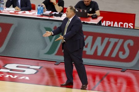 «Τρελάθηκε» ο Ερνάκ: «Ο Γκος ζητάει τα τηλέφωνα των μανάδων σας» (vid)