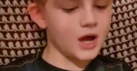 Ανάγκαζαν αυτιστικό παιδί σε σχολείο να φορά φωσφορίζον γιλέκο για… να ξεχωρίζει