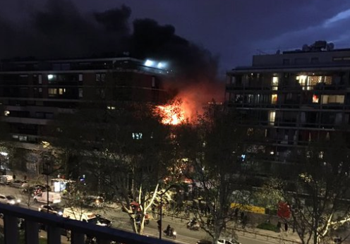 Ισχυρή έκρηξη σε φλεγόμενο κτίριο στο Παρίσι
