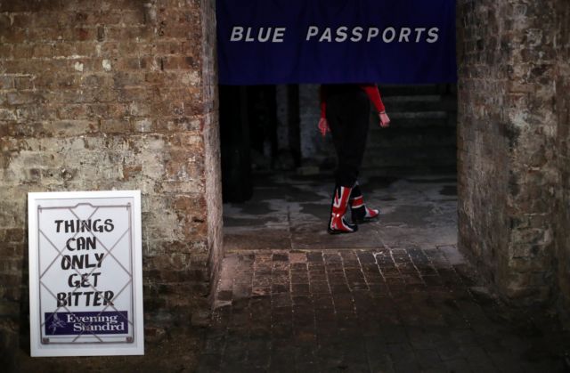 Διαβατήρια χωρίς την ένδειξη «Ε.Ε.» στη Βρετανία