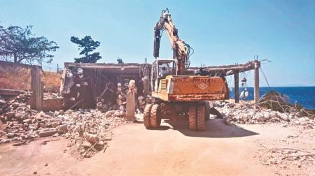 Κατεδαφίσεις για όσα κόβουν την πρόσβαση στην παραλία