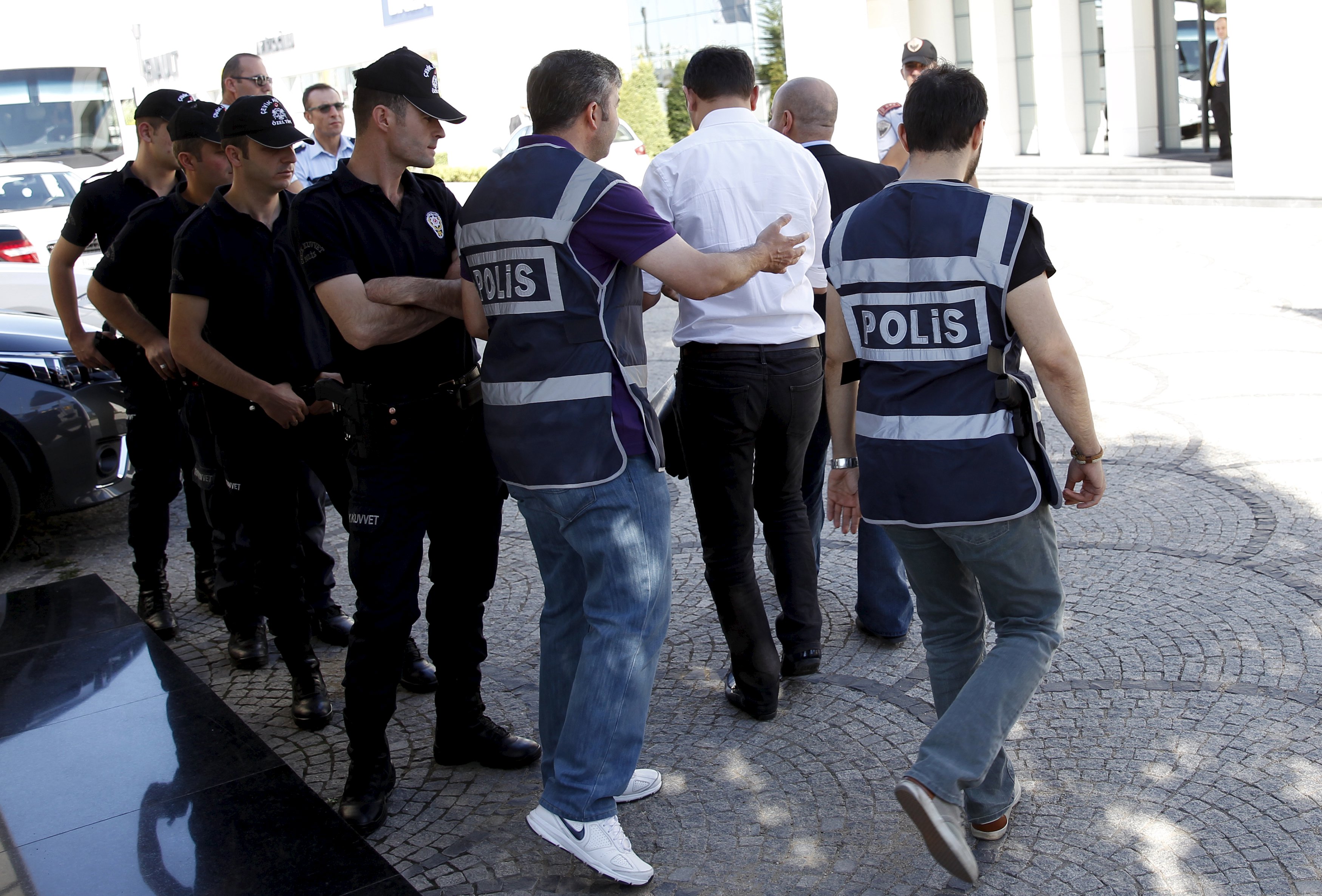 Τουρκία: Πάνω από 400 εντάλματα σύλληψης για σχέσεις με τον Γκιουλέν