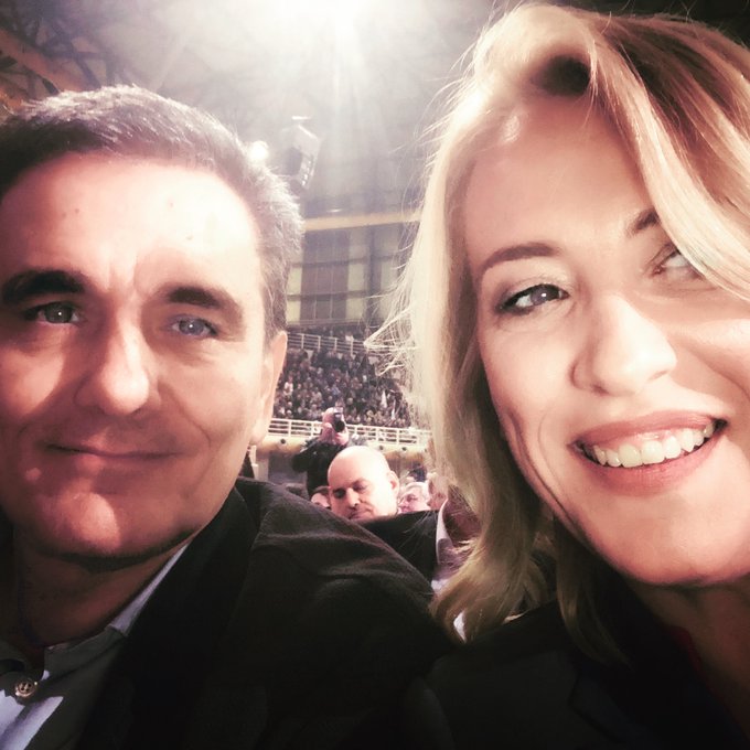 Η «φτιαγμένη» selfie της Δούρου εμπνέει το Twitter