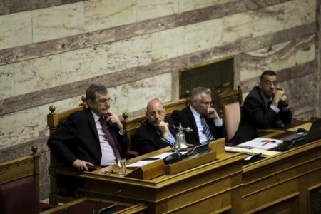 Βουλή: Σε υψηλούς τόνους η συζήτηση του νόμου για τον αιγιαλό