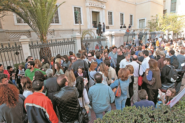 Μαζικές αγωγές από τα ειδικά μισθολόγια