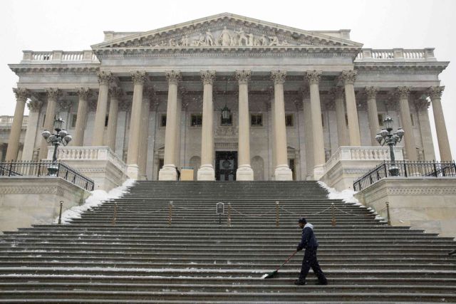 Bi-partisan US Senate Act to end arms Cyprus embargo, offers aid to Greece | tovima.gr