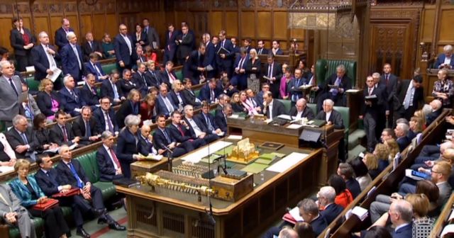 Brexit: Βουλευτής της Μέι ζήτησε την παραίτησή της στη Βουλή
