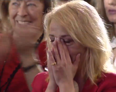 Η δακρυσμένη Δούρου και οι χειροκροτητές υπουργοί