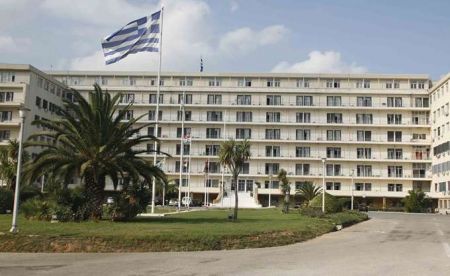 Υπουργείο Εθνικής Άμυνας: Επιχείρησαν να εισβάλουν κουκουλοφόροι