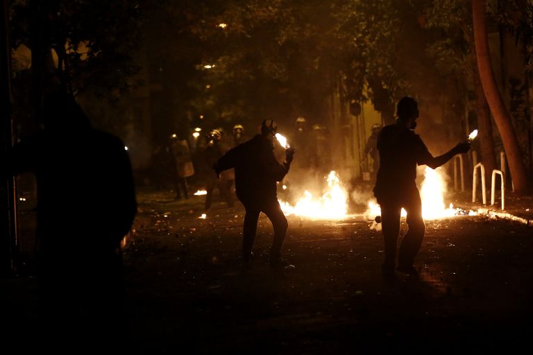 Νέος γύρος… μολότοφ στα Εξάρχεια – Τραυματίστηκε αστυνομικός