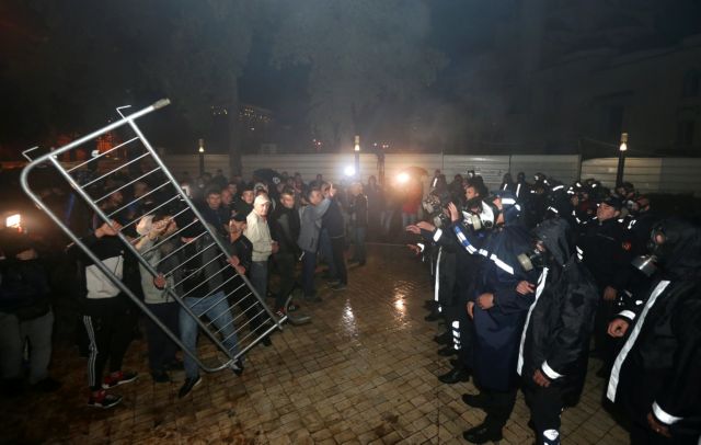 Αλβανία: Διαδηλωτές επιχείρησαν να εισβάλουν στο κτίριο της κυβέρνησης