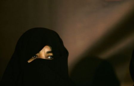 Ιράν: Έβγαλε δημοσίως τη μαντίλα της και φυλακίστηκε