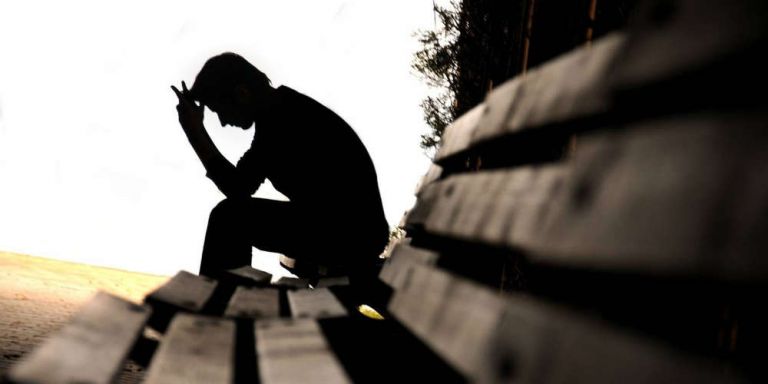 Αυτοκτονίες, ενδοοικογενειακή βία, κατάθλιψη – Γιατί αυξάνονται τα οικογενειακά δράματα