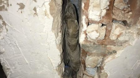 Θεσσαλονίκη: Κύκλωμα διακίνησης ναρκωτικών είχε σοβατίσει στον τοίχο χιλιάδες ευρώ