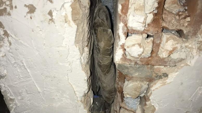 Θεσσαλονίκη: Κύκλωμα διακίνησης ναρκωτικών είχε σοβατίσει στον τοίχο χιλιάδες ευρώ