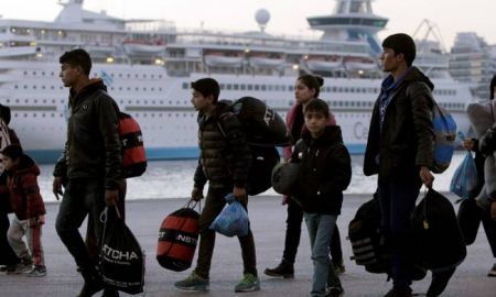 Στον Πειραιά 494 πρόσφυγες από τη Σάμο
