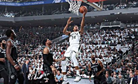 Οι Μπακς διέλυσαν τους Ντιτρόιτ Πίστονς με κορυφαίο τον Γιάννη