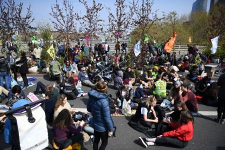 Λονδίνο: Διαδηλωτές διαμαρτύρονται για την κλιματική αλλαγή