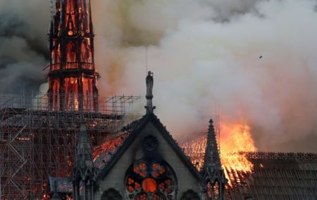 Παναγία των Παρισίων: «Τα πάντα καταρρέουν»