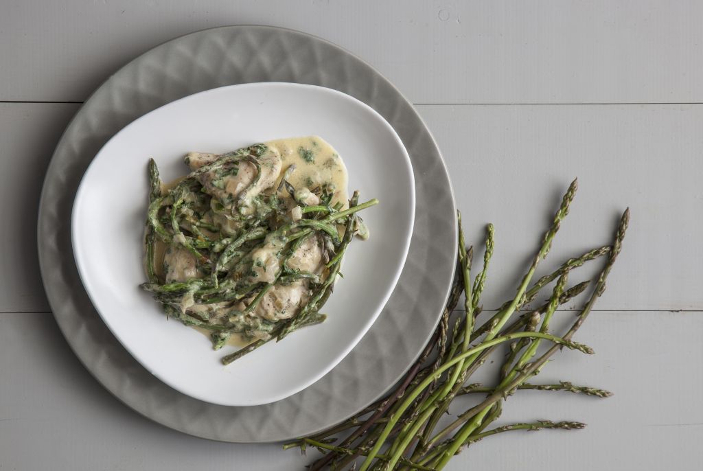 Κοτόπουλο φρικασέ με άγρια χόρτα εποχής