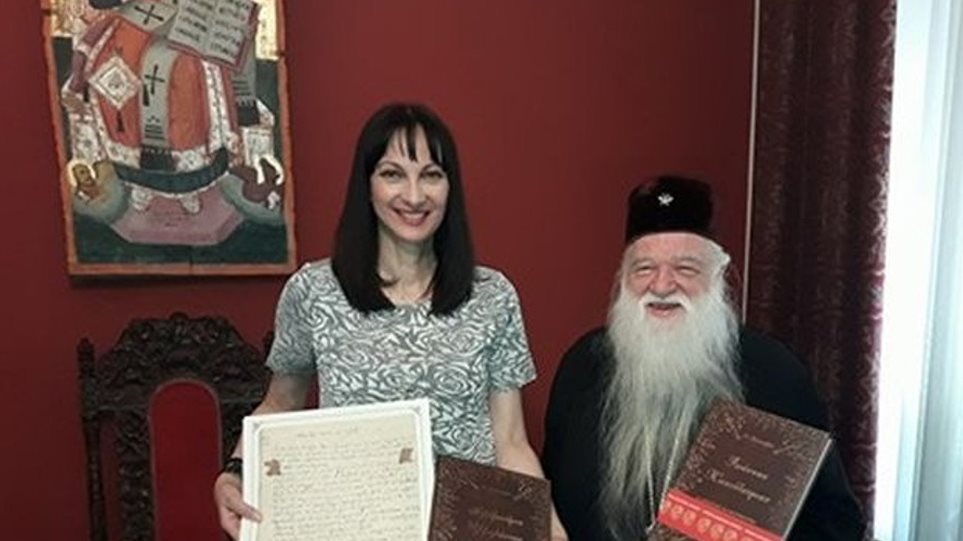 Η Κουντουρά κηρύσσει αγώνα κατά της μισαλλοδοξίας, αλλά ξεχνά τον «εναγκαλισμό» με Αμβρόσιο