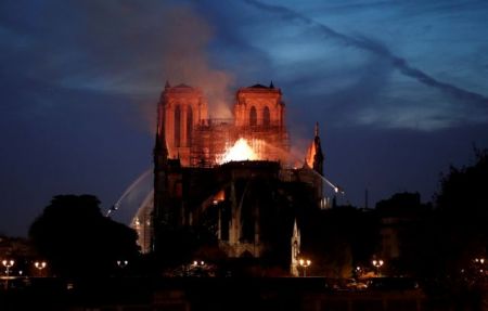 Μάχη με τις φλόγες στην Παναγία των Παρισίων, σώθηκε από ολική καταστροφή ο ναός