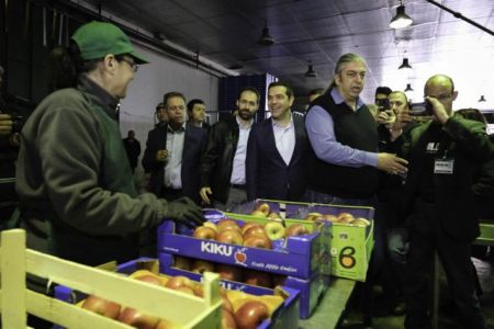 Tsipras announces farmers’ education network in Velvento, blasts IMF