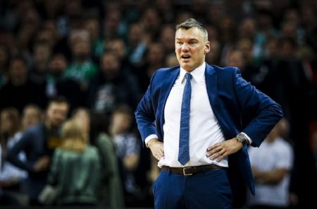 Σάρας : «Δεν μπορούμε να δίνουμε δώρα στη Φενέρ»