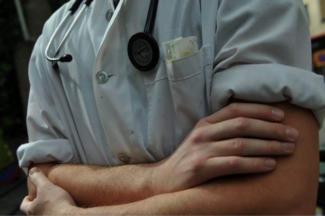 ΕΙΝΑΠ: Δεν καλύπτουν τους νοσοκομειακούς γιατρούς οι υποσχέσεις Ξανθού