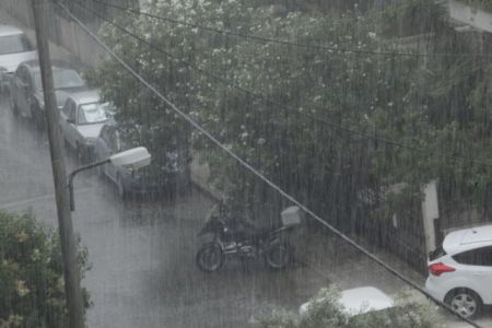 Ξαφνική κακοκαιρία και μποτιλιάρισμα στους δρόμους της Αθήνας