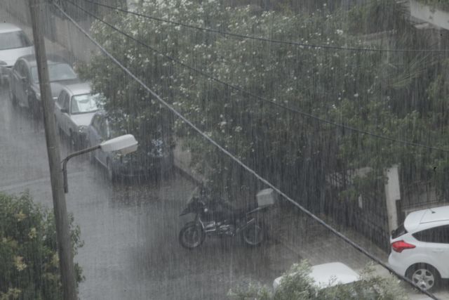 Ξαφνική κακοκαιρία και μποτιλιάρισμα στους δρόμους της Αθήνας