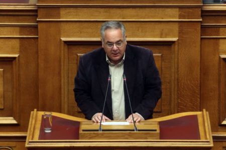 Επεισόδιο ΚΚΕ – ΧΑ στη Βουλή: «Είστε δολοφονική οργάνωση» είπε ο Λαμπρούλης