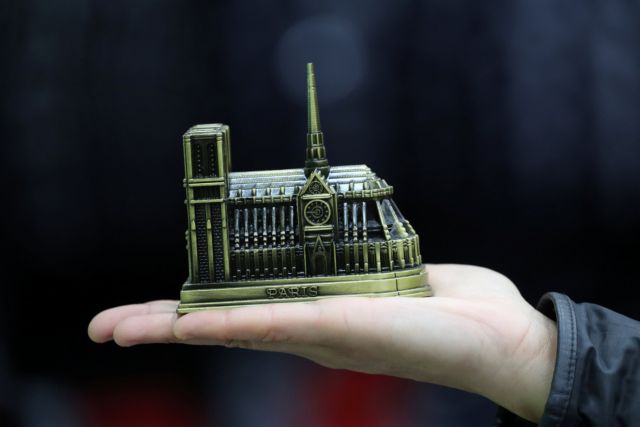 Παναγία των Παρισίων: Σοκαριστικές οι εικόνες από το εσωτερικό της Notre Dame