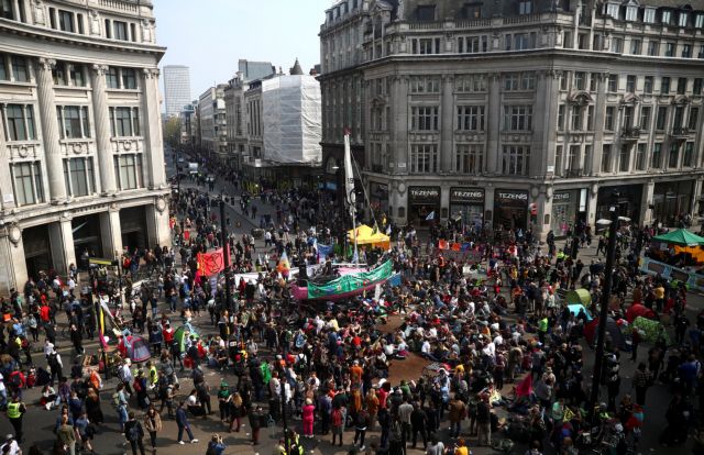Λονδίνο: Ακτιβιστές για το κλίμα ανέβηκαν πάνω σε συρμό