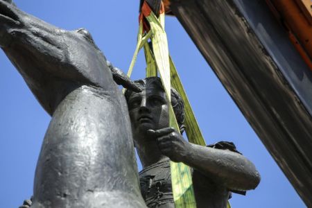 Εν τάχει στήθηκε το άγαλμα του Μεγάλου Αλεξάνδρου στη Λεωφόρο Αμαλίας