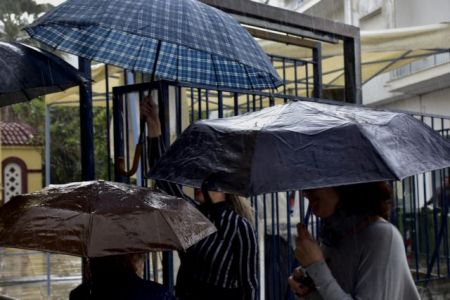 Άστατος ο καιρός και σήμερα – Πού θα «χτυπήσουν» βροχές και καταιγίδες