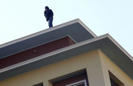Άνδρας απειλεί να πέσει από την ταράτσα του υπουργείου Εσωτερικών