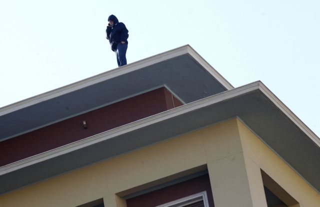 Άνδρας απειλεί να πέσει από την ταράτσα του υπουργείου Εσωτερικών