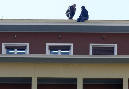 Αίσιο τέλος με τον συμβασιούχο που απειλούσε να πέσει από το υπουργείο Εσωτερικών