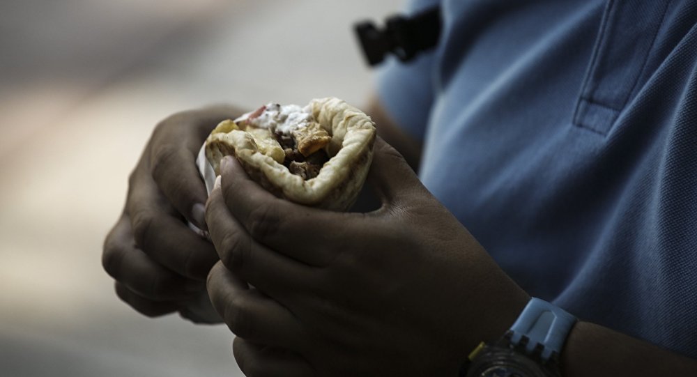 Η θέση του υπουργείου Οικονομίας για την επικείμενη αύξηση στο σουβλάκι