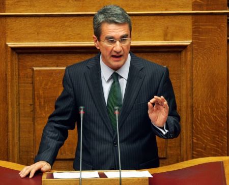 Βουλή: Αίρεται η ασυλία των Λοβέρδου – Σαλμά