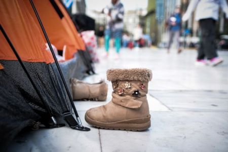 Στο Σύνταγμα οι πρόσφυγες μετά την εκκένωση κατάληψης στα Εξάρχεια
