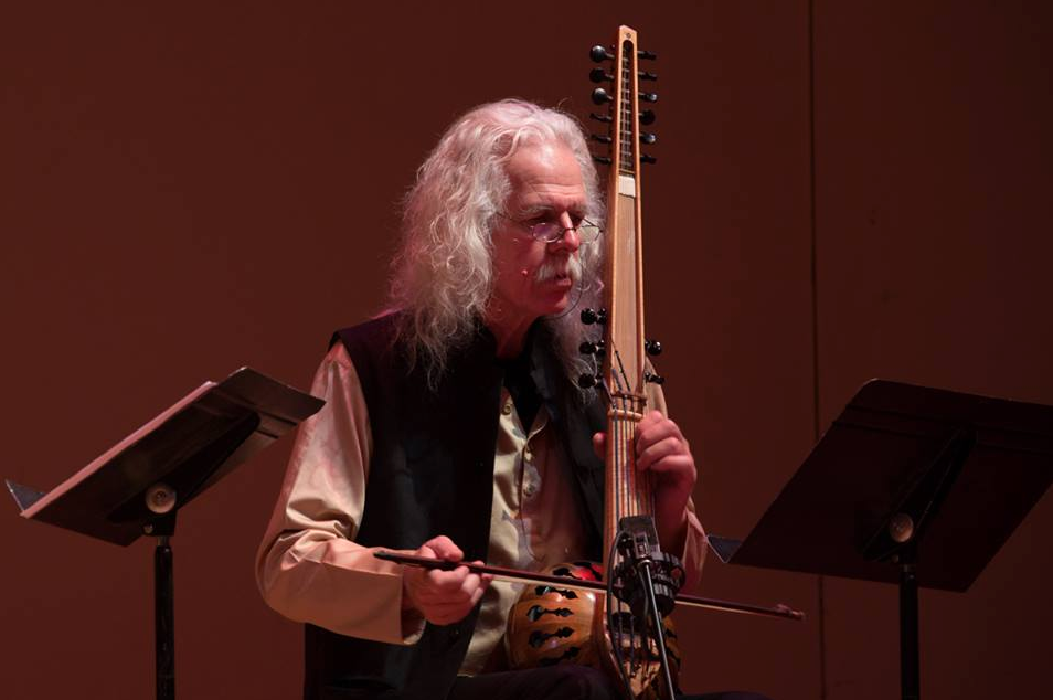 Ρος Ντέιλι: Ο μαέστρος της κρητικής λύρας